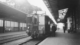 160970 Afbeelding van het motorrijtuig omBC 1906 (serie omBC 1904-1910) van de N.S. langs het perron van het ...